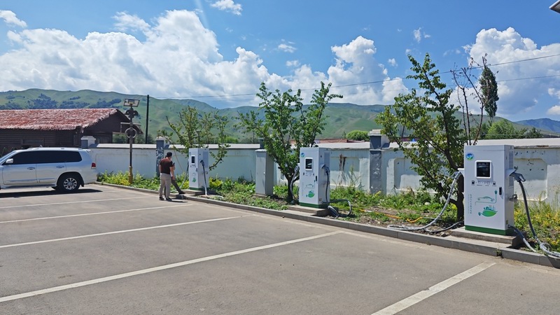 電動(dòng)汽車(chē)新能源美標(biāo)充電樁主要分為交流充電樁和直流充電樁兩種類(lèi)型